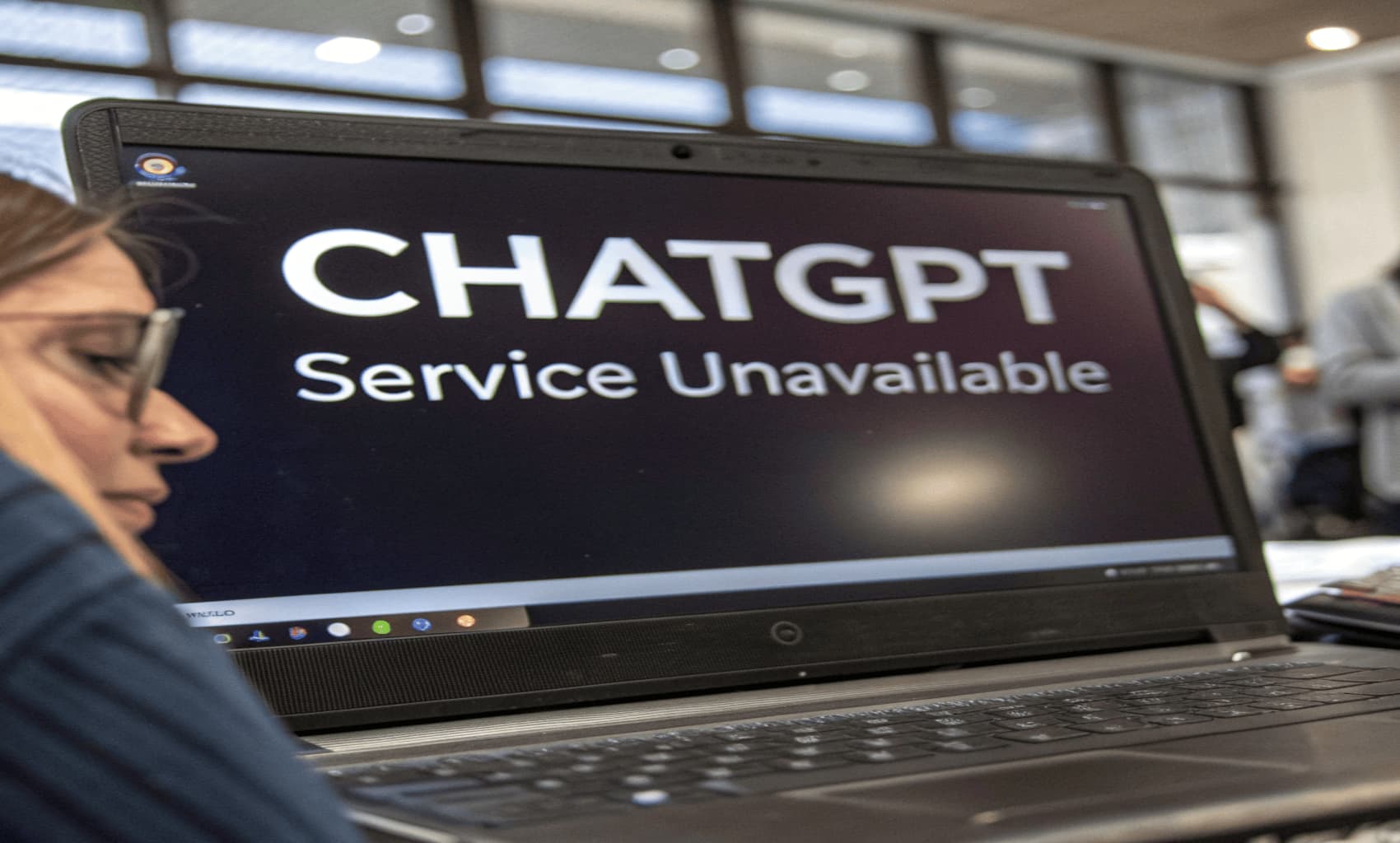 رسالة 'ChatGPT Service Unavailable' على شاشة كمبيوتر محمول - صورة تمثيلية بالذكاء الاصطناعي